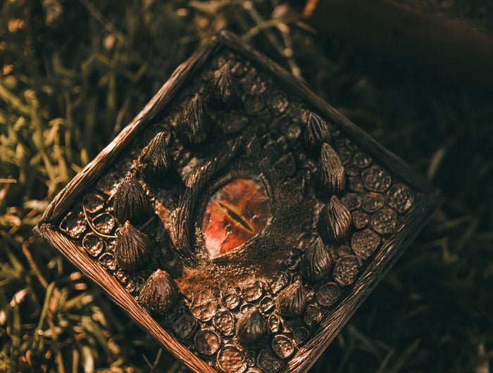 <h2><strong>Totebags</strong></h2><h6><strong><br/></strong>De tote bag is er voor dagen vol beweging, met ruimte voor wat je<br/>meeneemt – fysiek én energetisch.</h6><h6><br/>Deze tassen zijn ruim, stevig en stijlvol – ontworpen om te dragen wat<br/>belangrijk is, zonder jezelf te verliezen.</h6><h6><br/>Voor vrouwen die groot denken, zacht leven, en weten dat draagkracht van binnen<br/>komt.<strong><br/><br/></strong></h6>